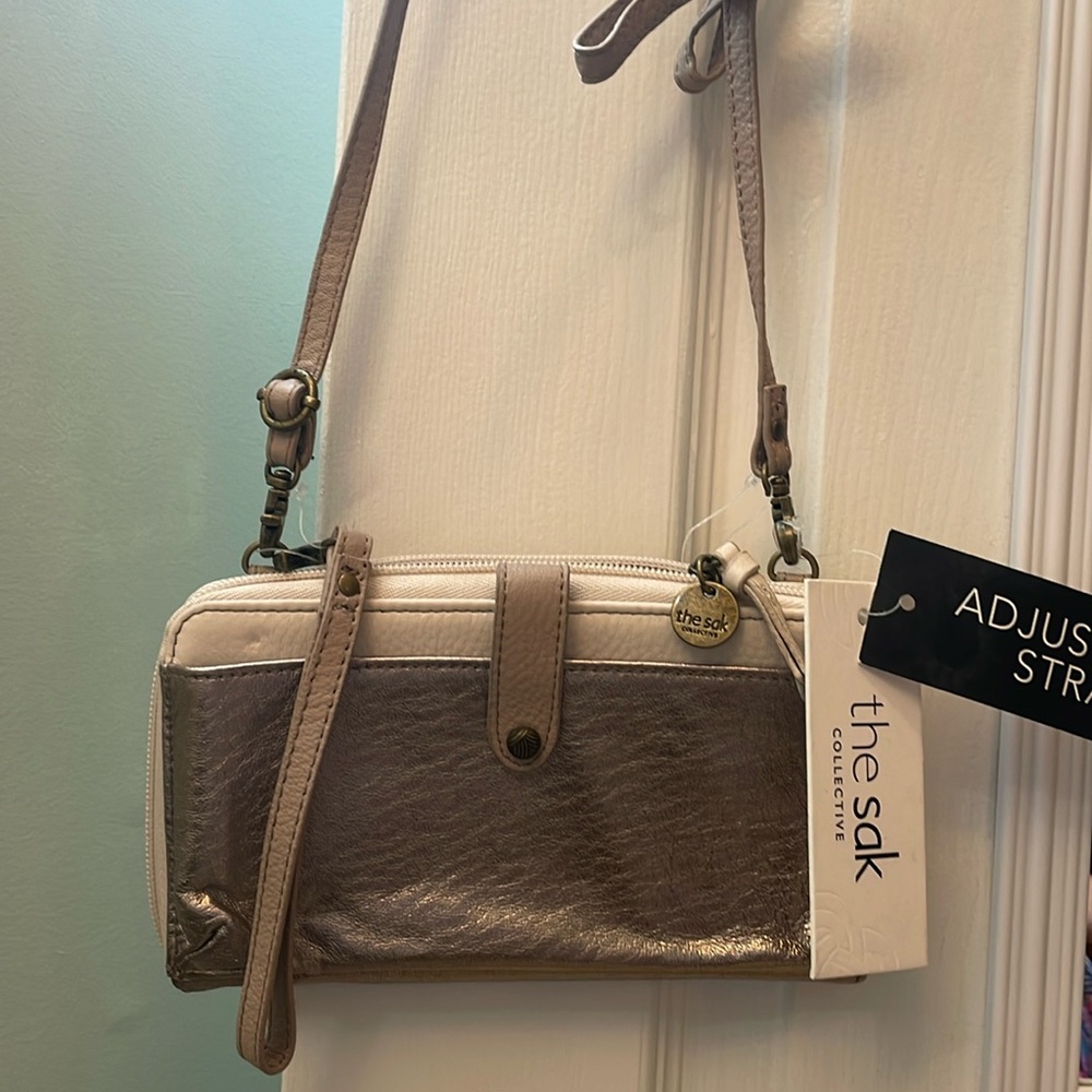 Tan/cream/gold tone wristlet purse with adjustable strap